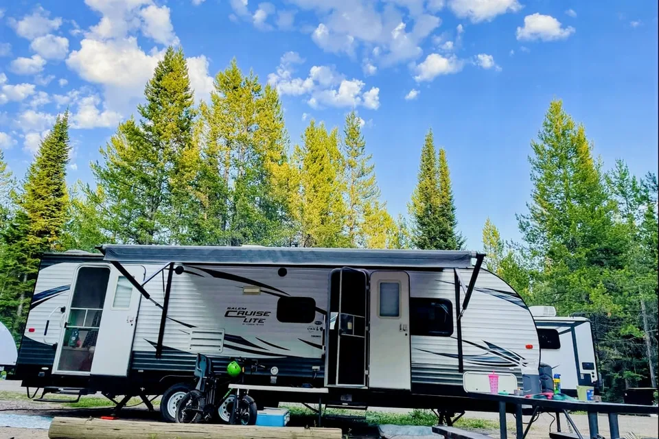 Glamp Life 26 Ft Travel Trailer with Big Bunks