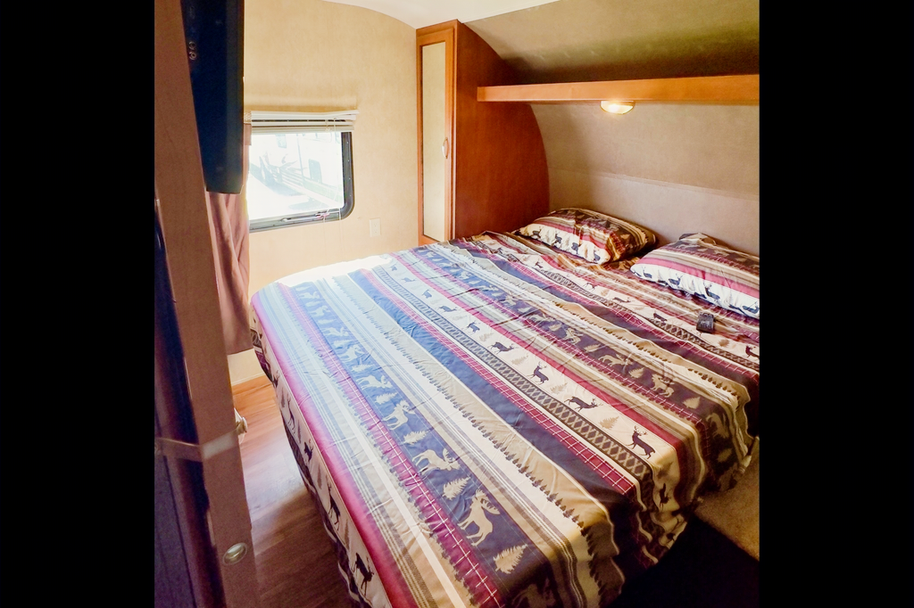 Glamp Life 26 Ft Travel Trailer with Big Bunks