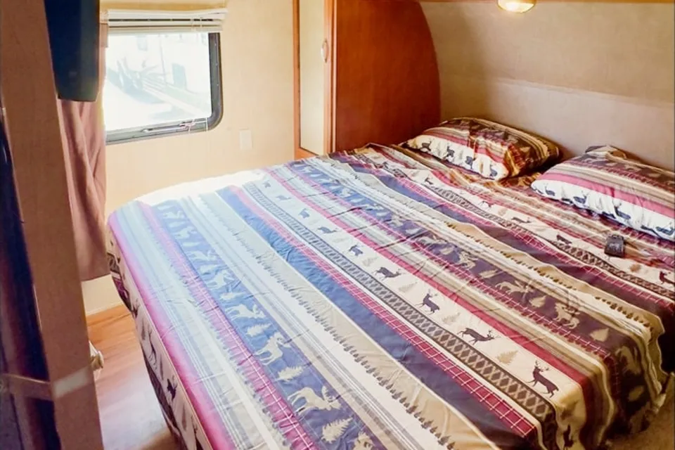 Glamp Life 26 Ft Travel Trailer with Big Bunks