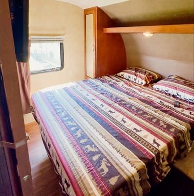 Glamp Life 26 Ft Travel Trailer with Big Bunks