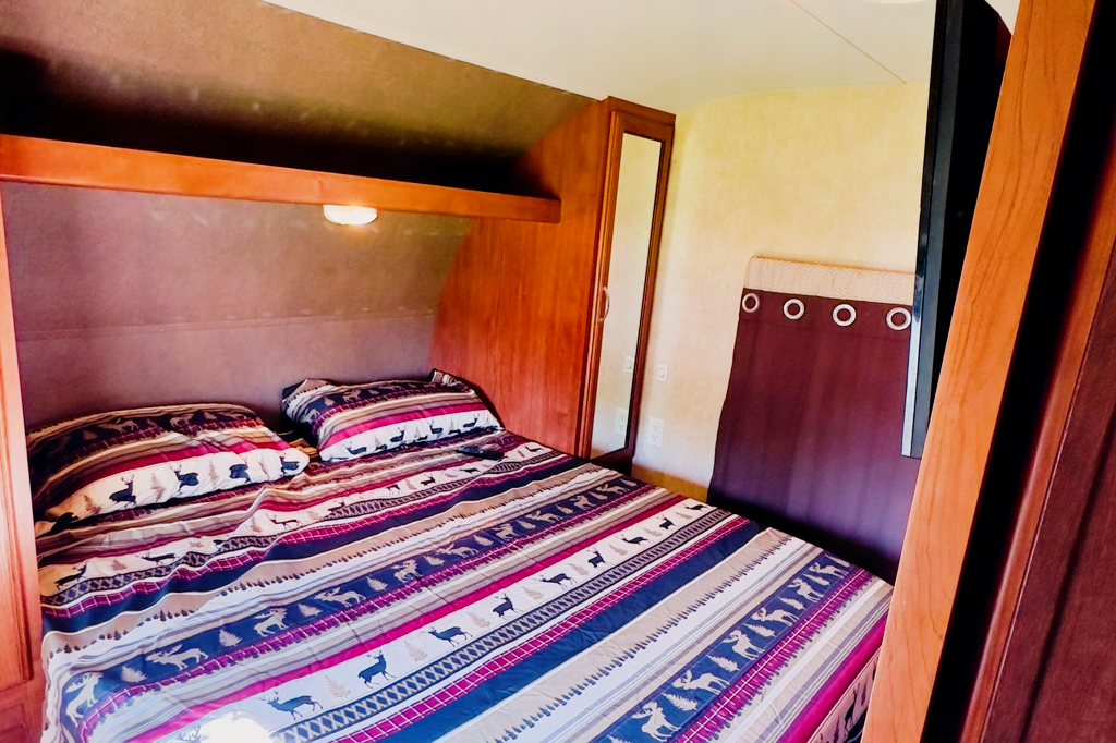Glamp Life 26 Ft Travel Trailer with Big Bunks