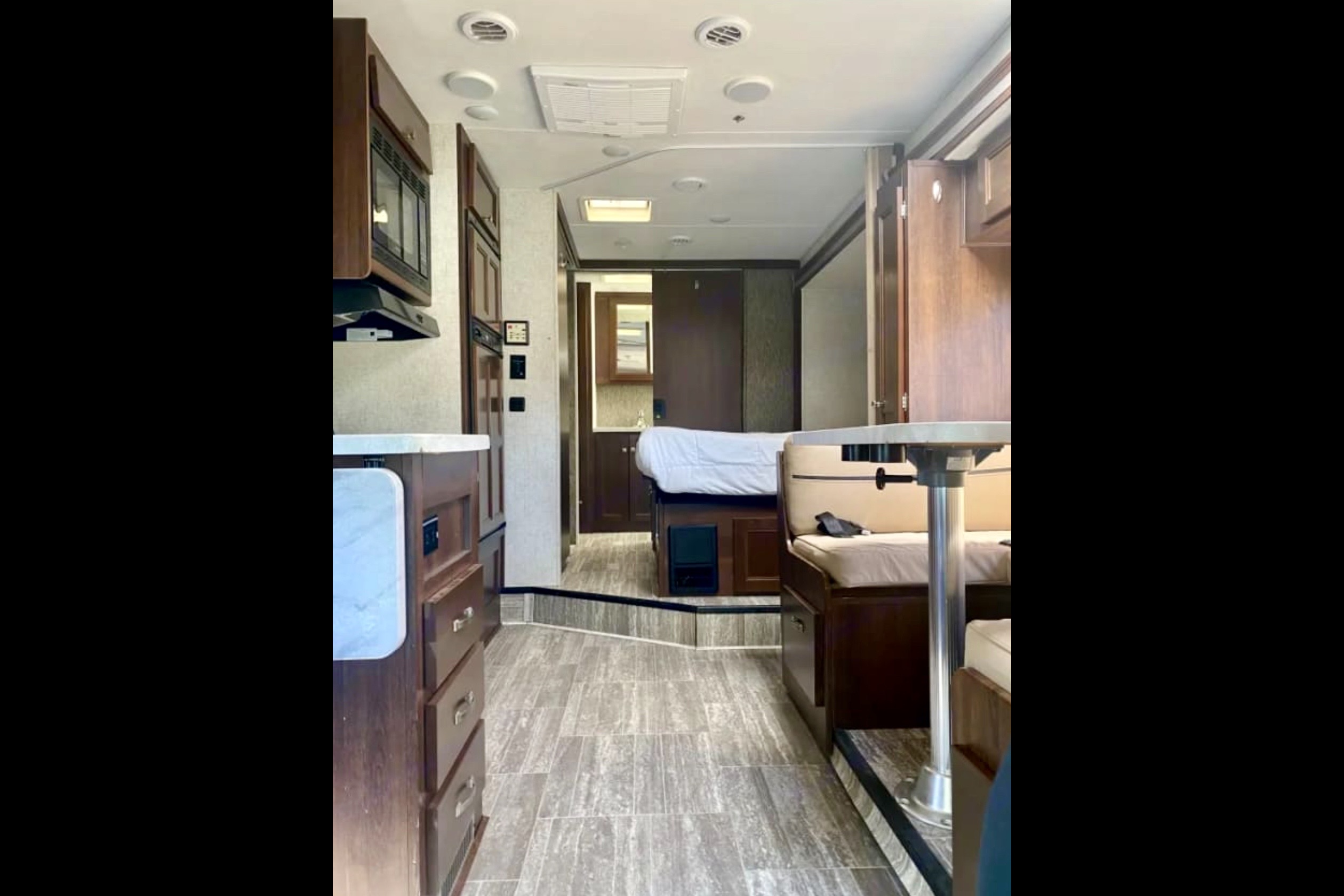 Darling Forest River Sunseeker 2420MS Ford Class C