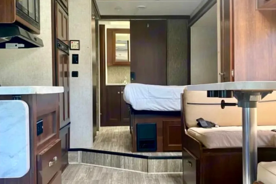 Darling Forest River Sunseeker 2420MS Ford Class C