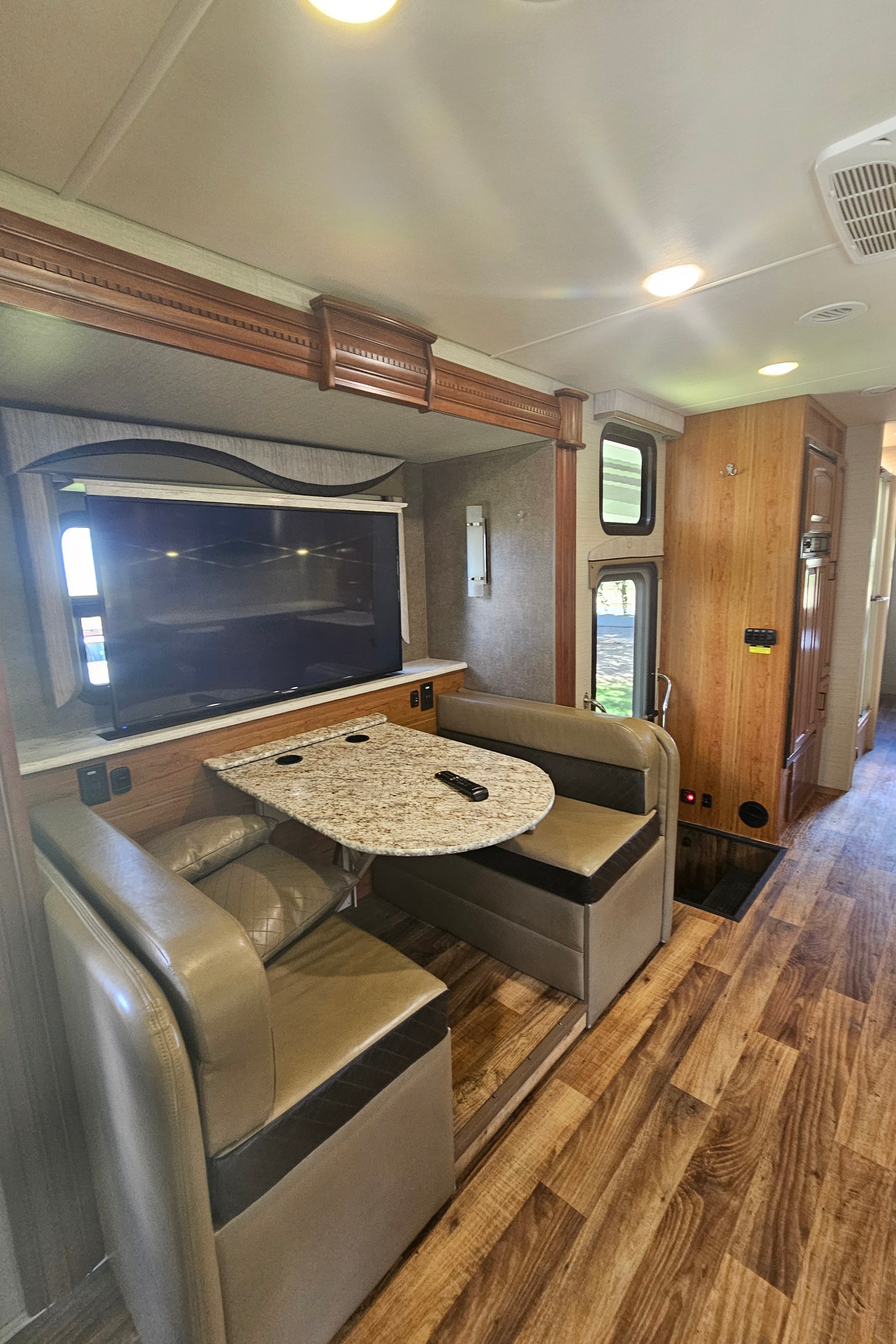 Alberto's Jayco 31 UL Class A
