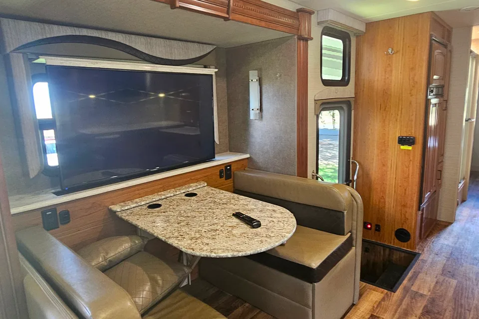 Alberto's Jayco 31 UL Class A