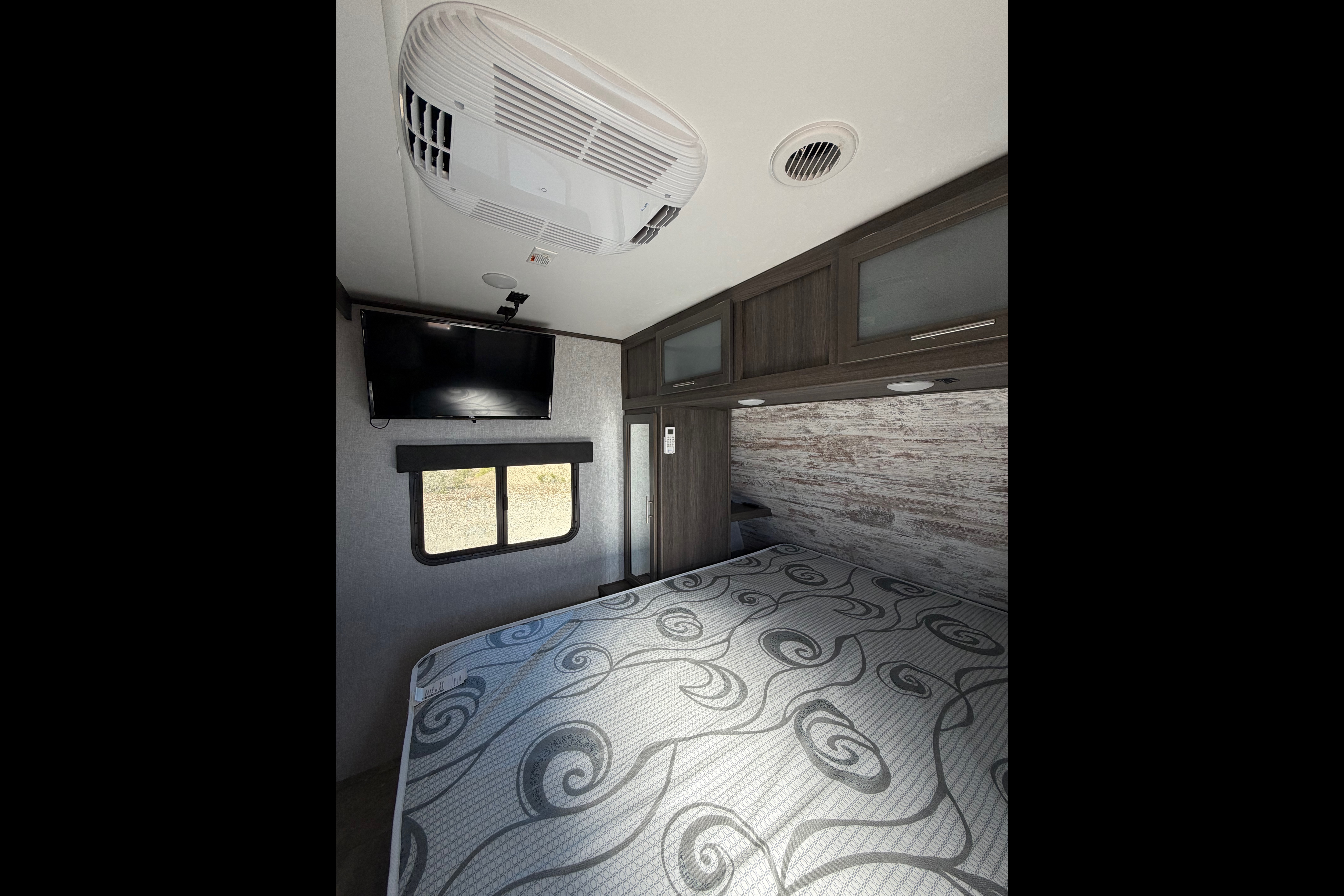 32’ LONDON BRIDGE BUNKWAGON