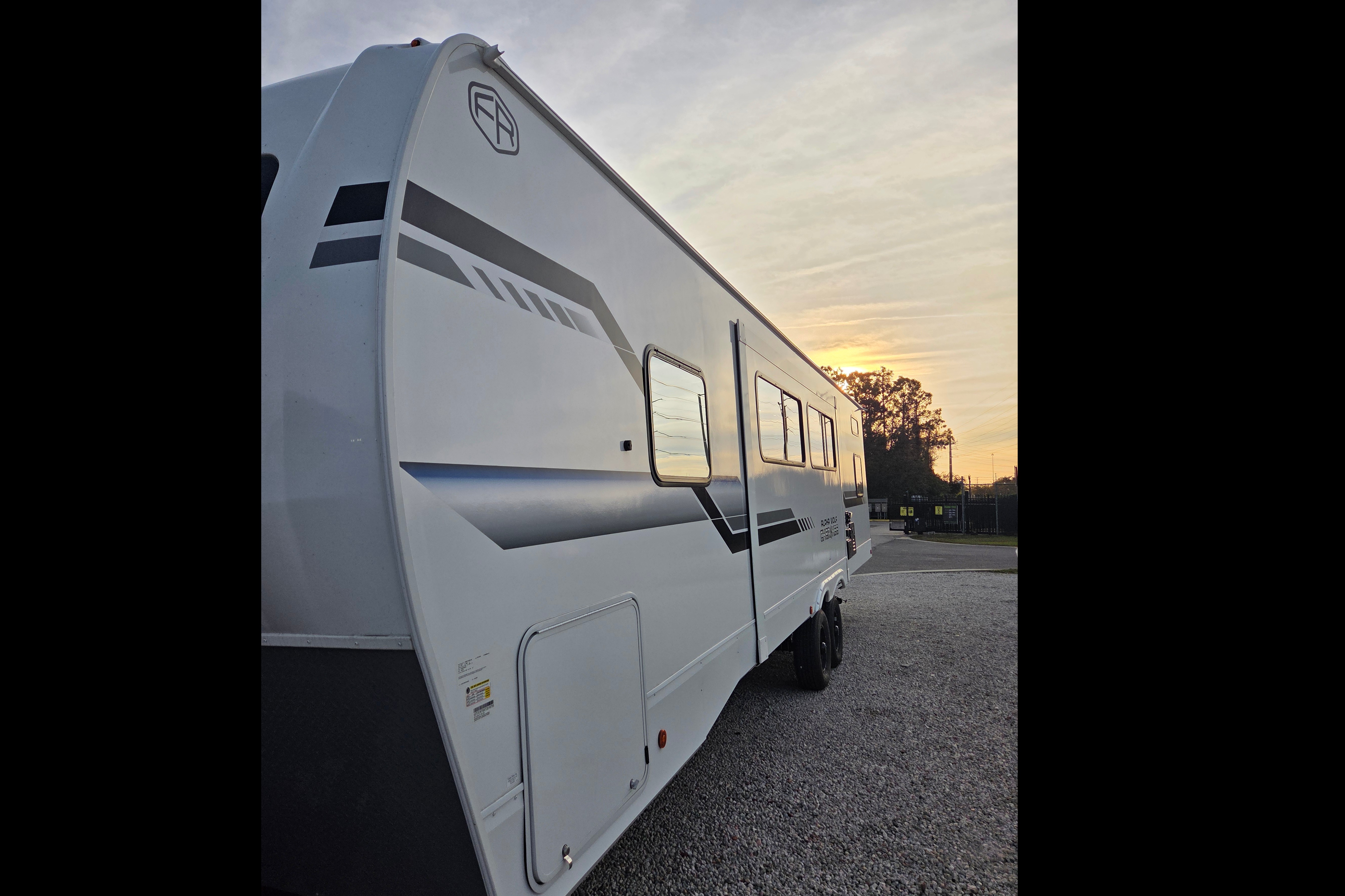 Forest River Alpha Wolf 280QBS-L Travel Trailer SHS01