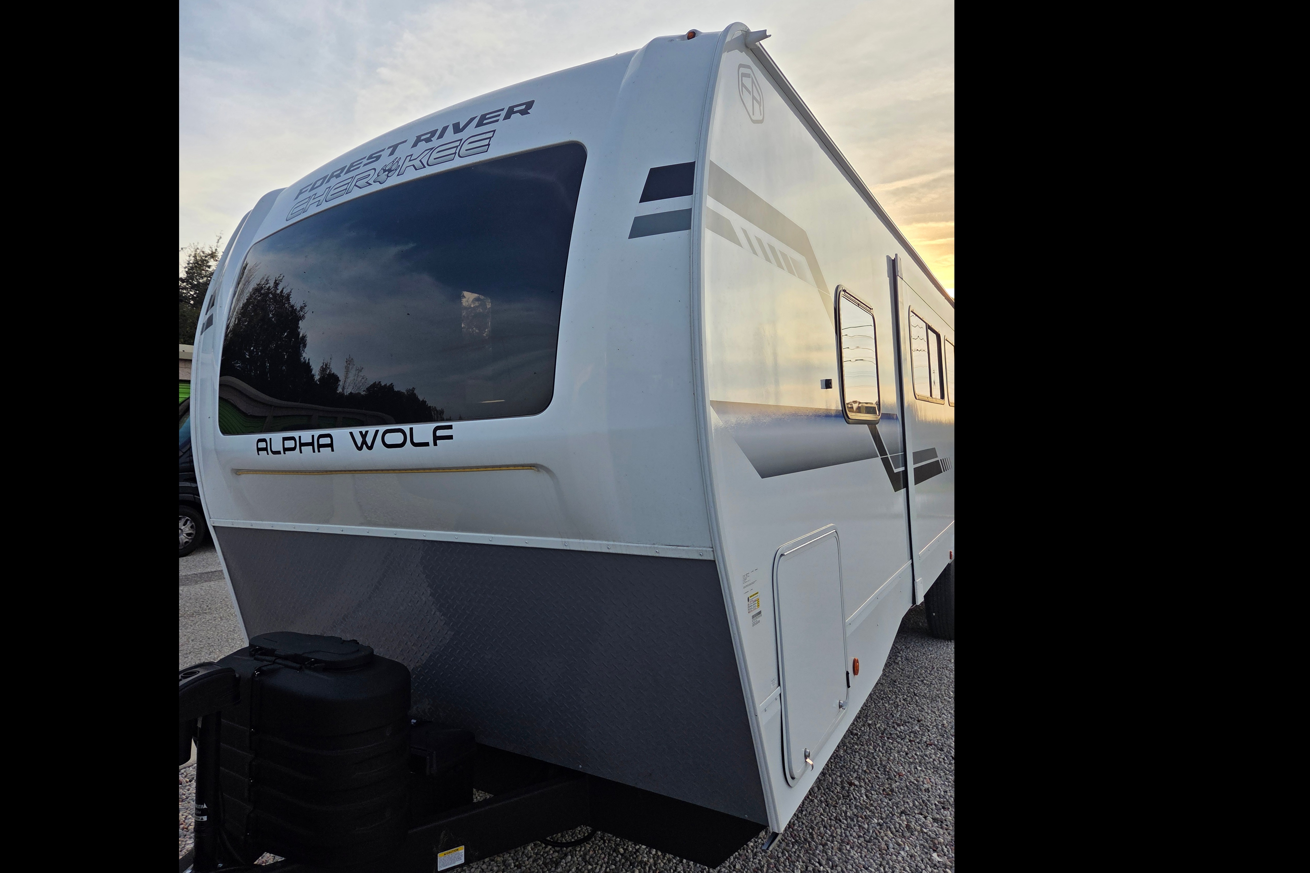 Forest River Alpha Wolf 280QBS-L Travel Trailer SHS01