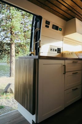 ⚡️Gorgeous Camper Van | Easy Drive | Solar 🌞 Instagram Worthy
