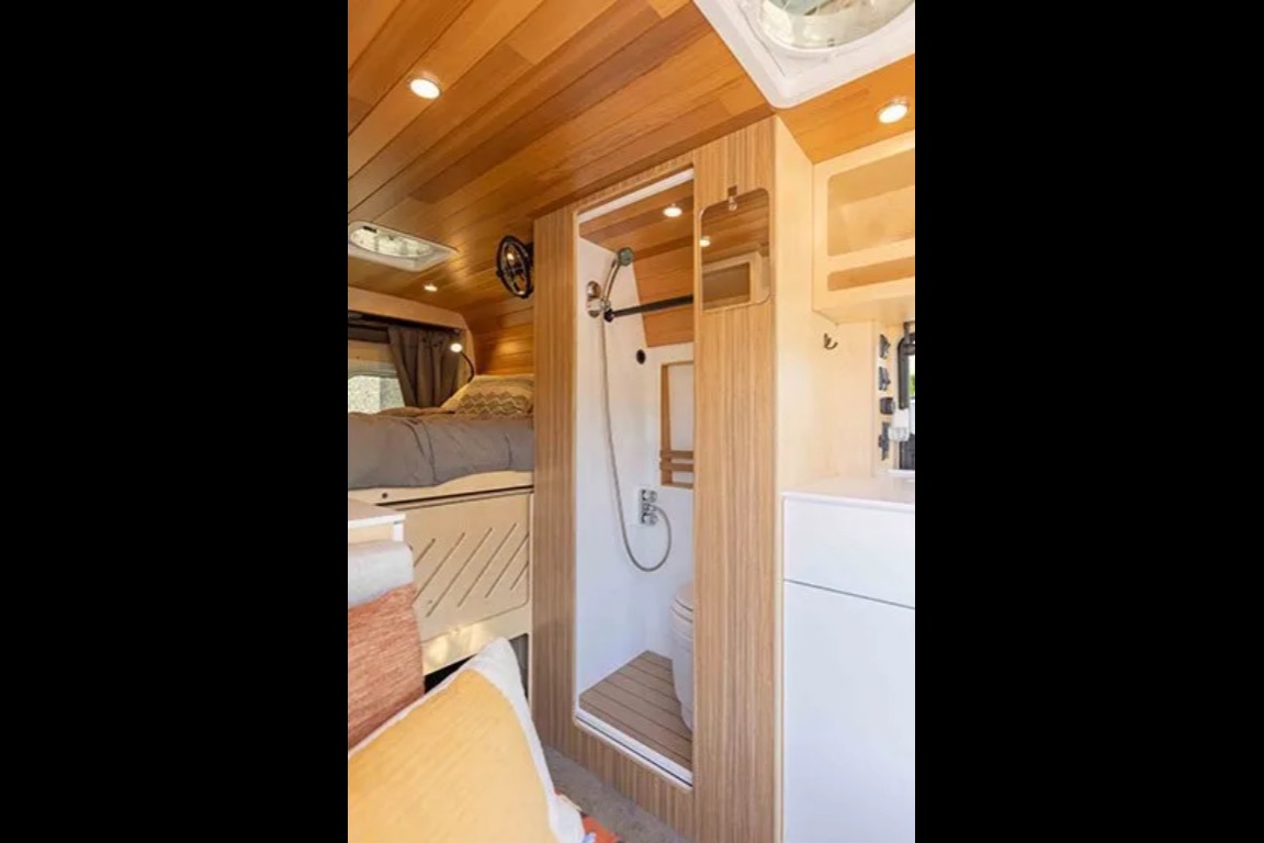 Jonathan's Vanlife Elya 