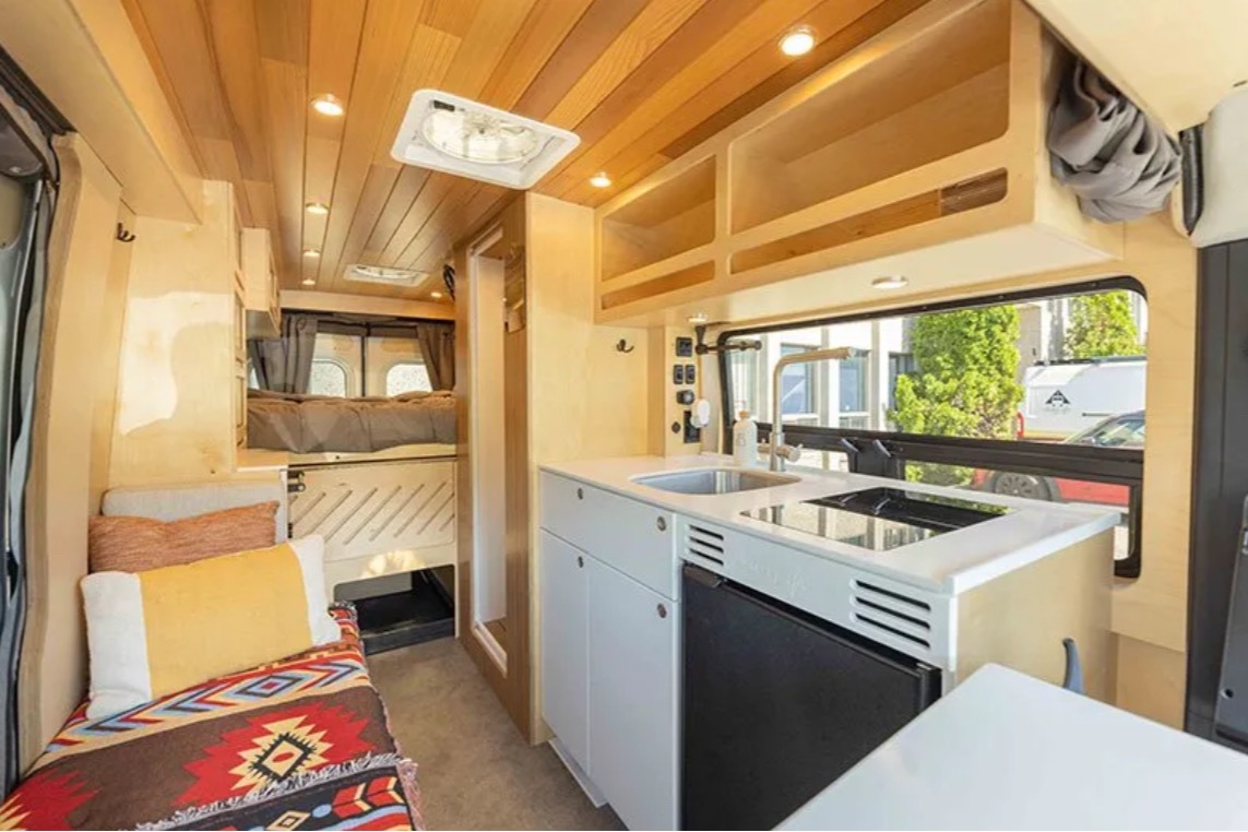 Jonathan's Vanlife Elya 
