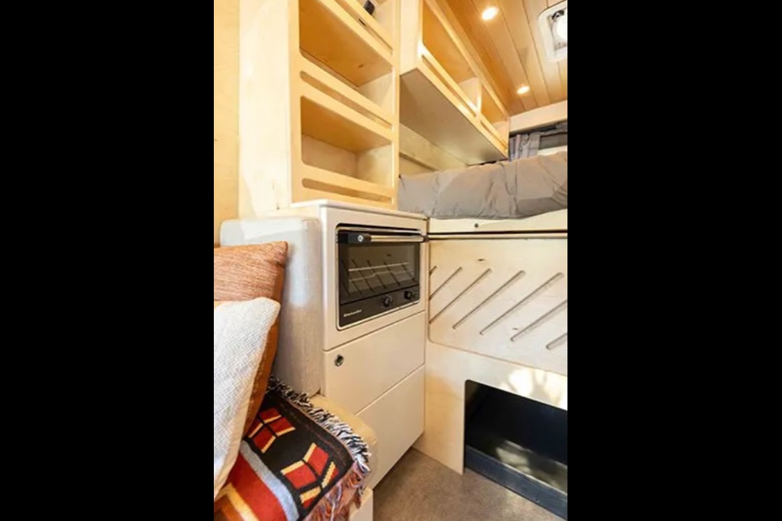Jonathan's Vanlife Elya 