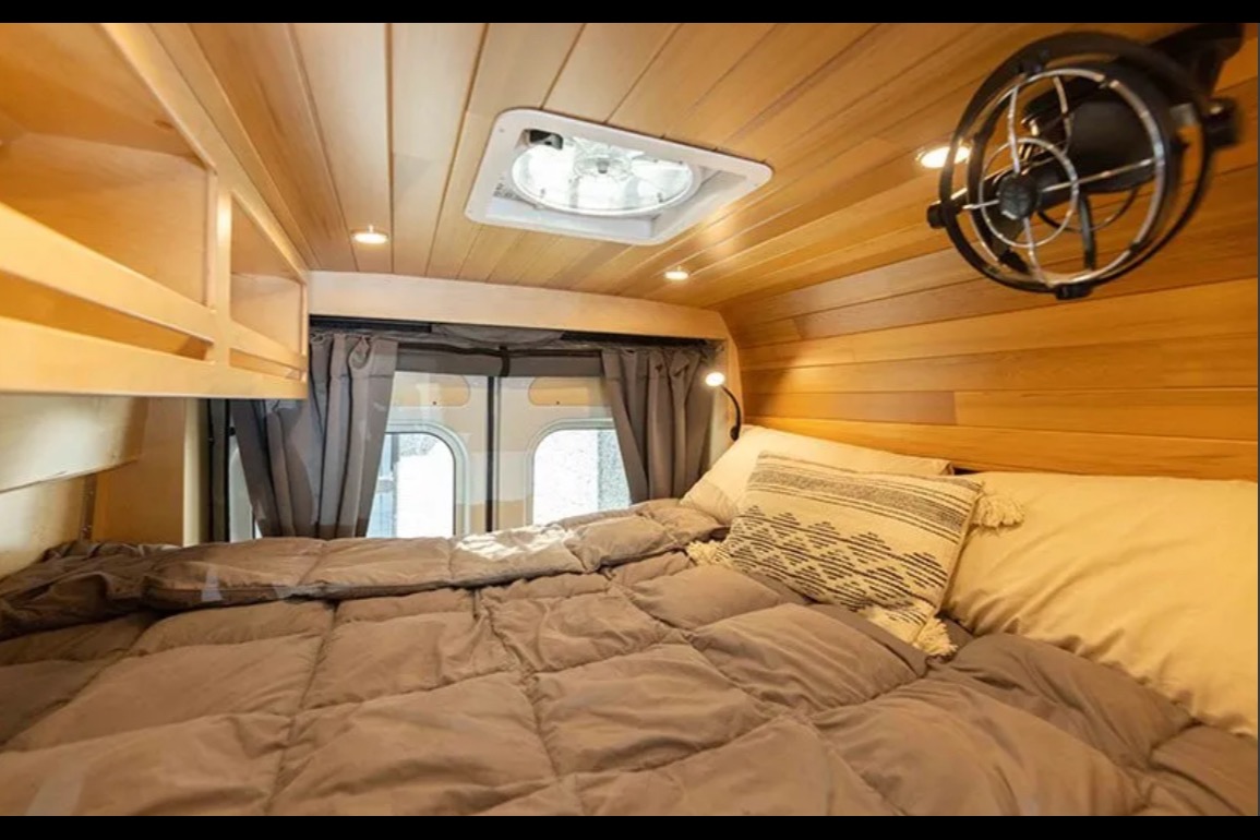 Jonathan's Vanlife Elya 
