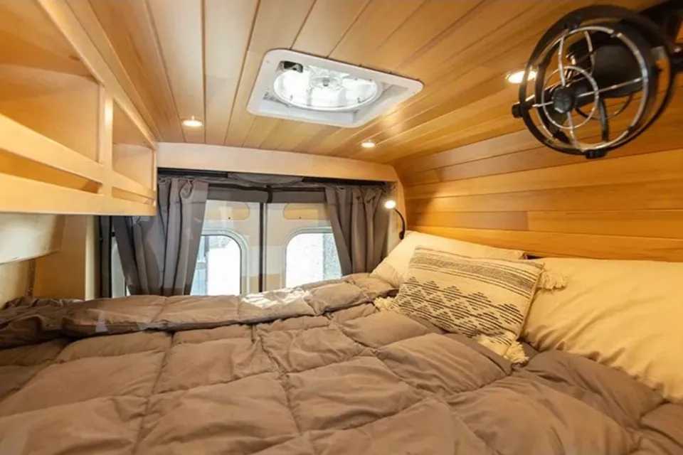 Jonathan's Vanlife Elya 