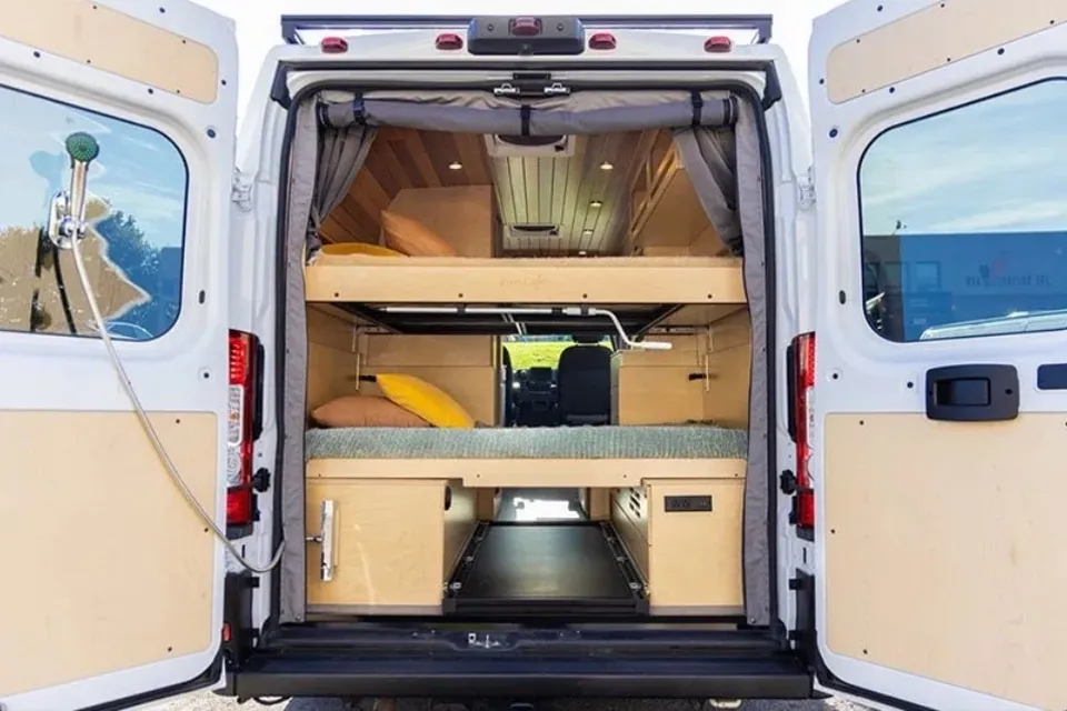 Jonathan's Vanlife Elya 