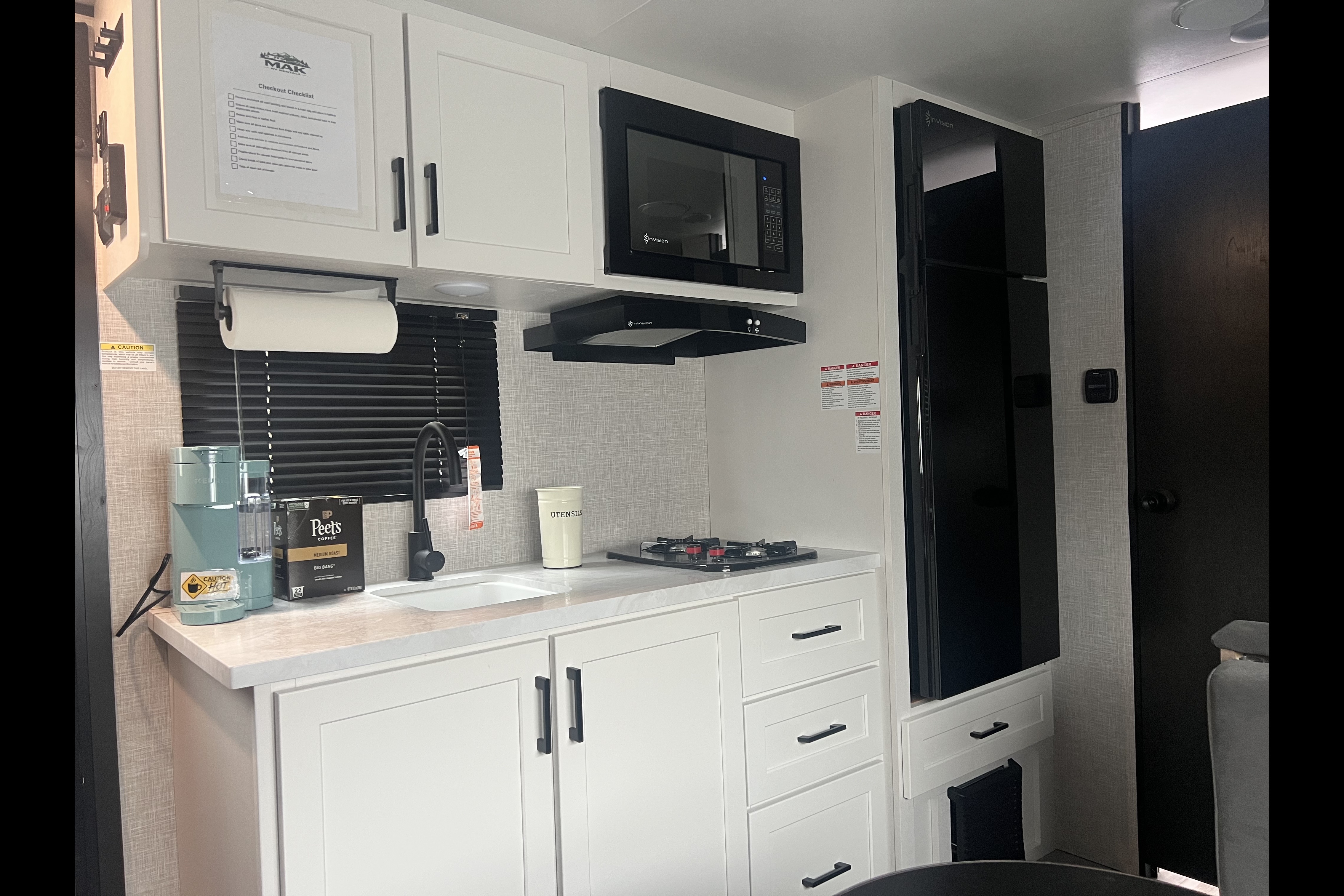 MAK RV Rentals Jayco Jay Flight six 175 bhw Baja edition Travel Trailer