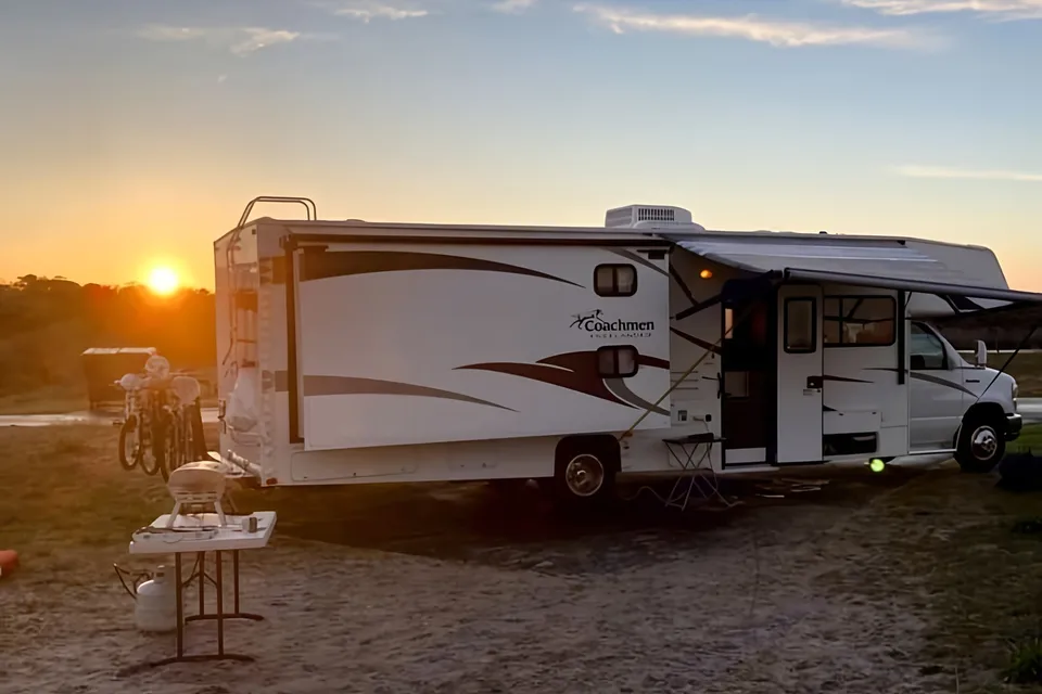 Family Bunkhouse RV – Sleeps 10, Fully Stocked!