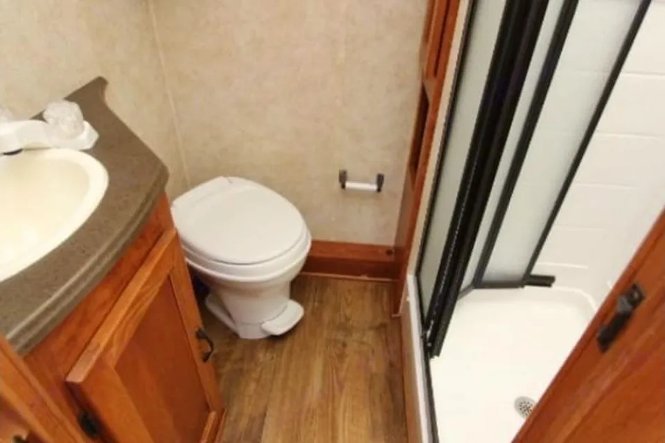 Family Bunkhouse RV – Sleeps 10, Fully Stocked!