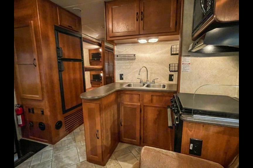 Family Bunkhouse RV – Sleeps 10, Fully Stocked!