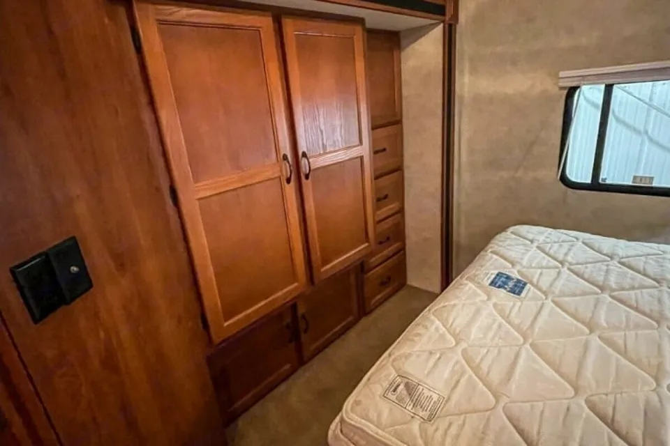 Family Bunkhouse RV – Sleeps 10, Fully Stocked!