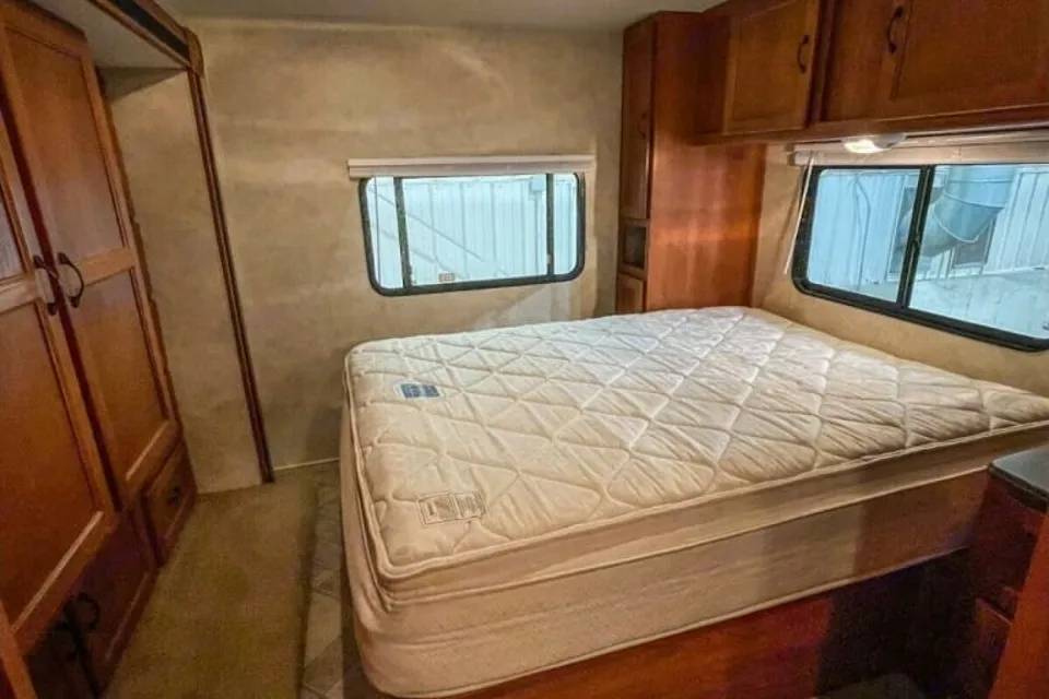Family Bunkhouse RV – Sleeps 10, Fully Stocked!