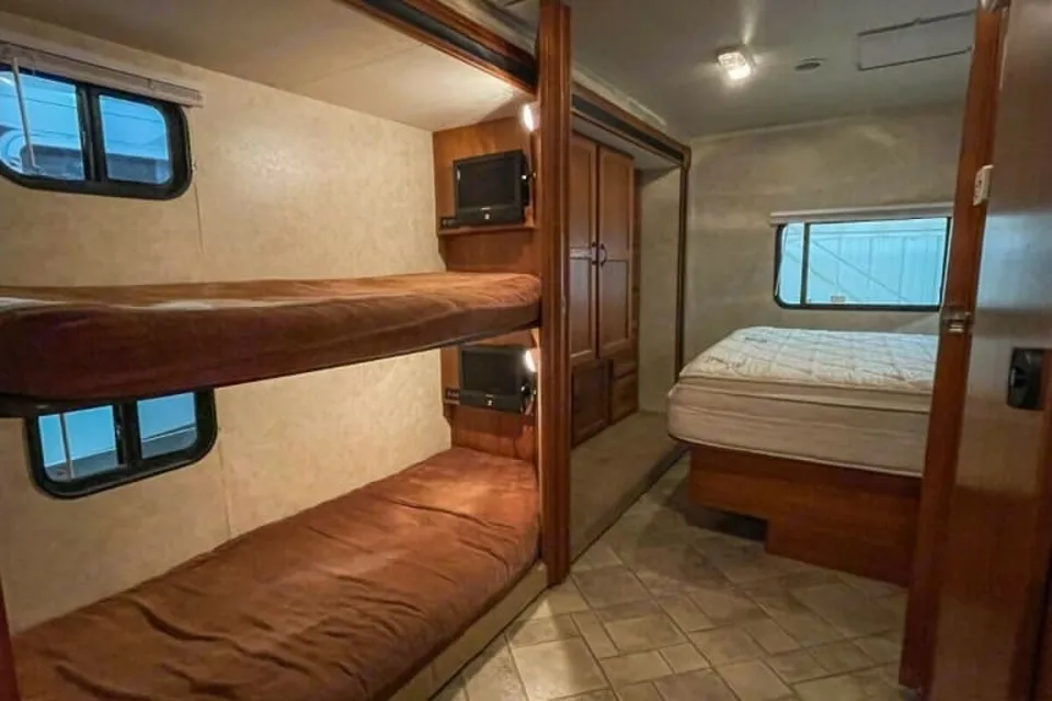 Family Bunkhouse RV – Sleeps 10, Fully Stocked!