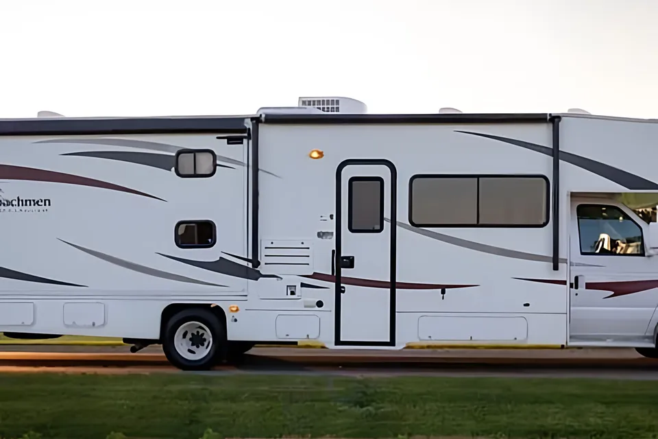 Family Bunkhouse RV – Sleeps 10, Fully Stocked!