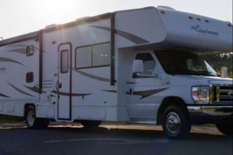 Family Bunkhouse RV – Sleeps 10, Fully Stocked!