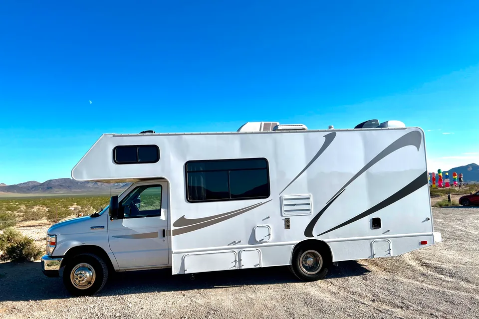 Yasmin & Mike’s 2019 Thor Majestic*
