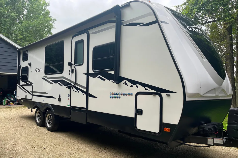 Emily's East to West Alta 2100mbh Travel Trailer