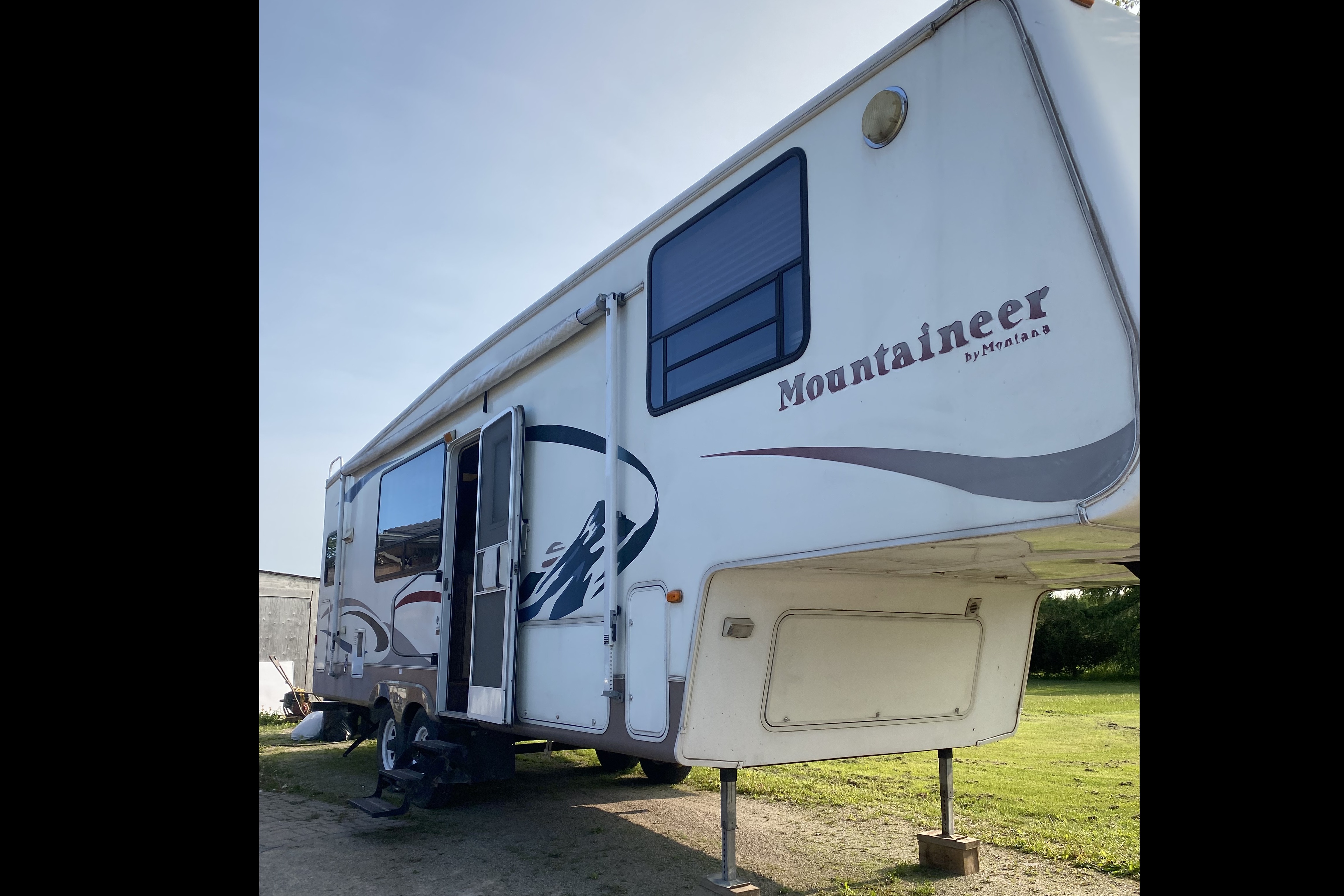 Mountaineer by Montana Fifth Wheel