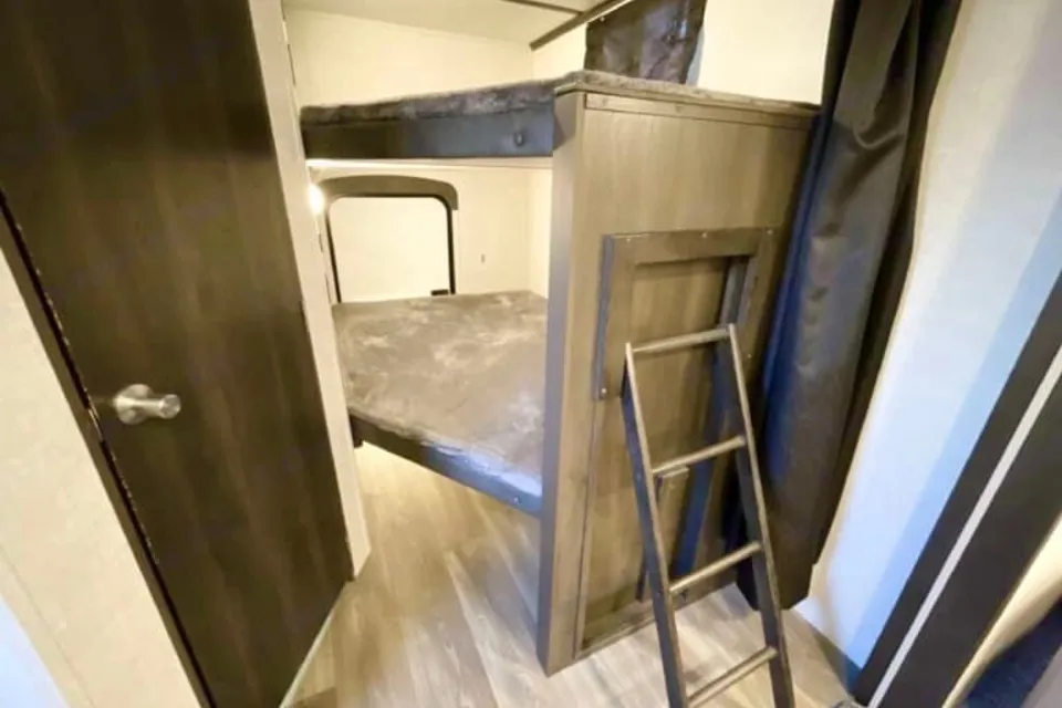 P & N Cruiser air Travel Trailer
