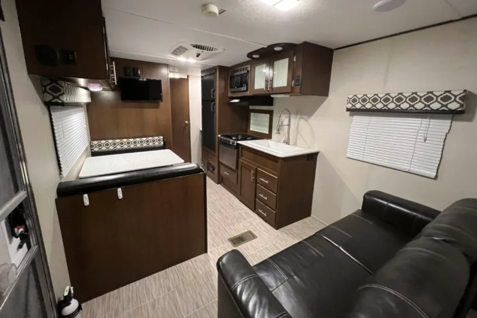 01 - 2020 - AVENGER - BUNKS - 4700lbs - SLEEPS 10