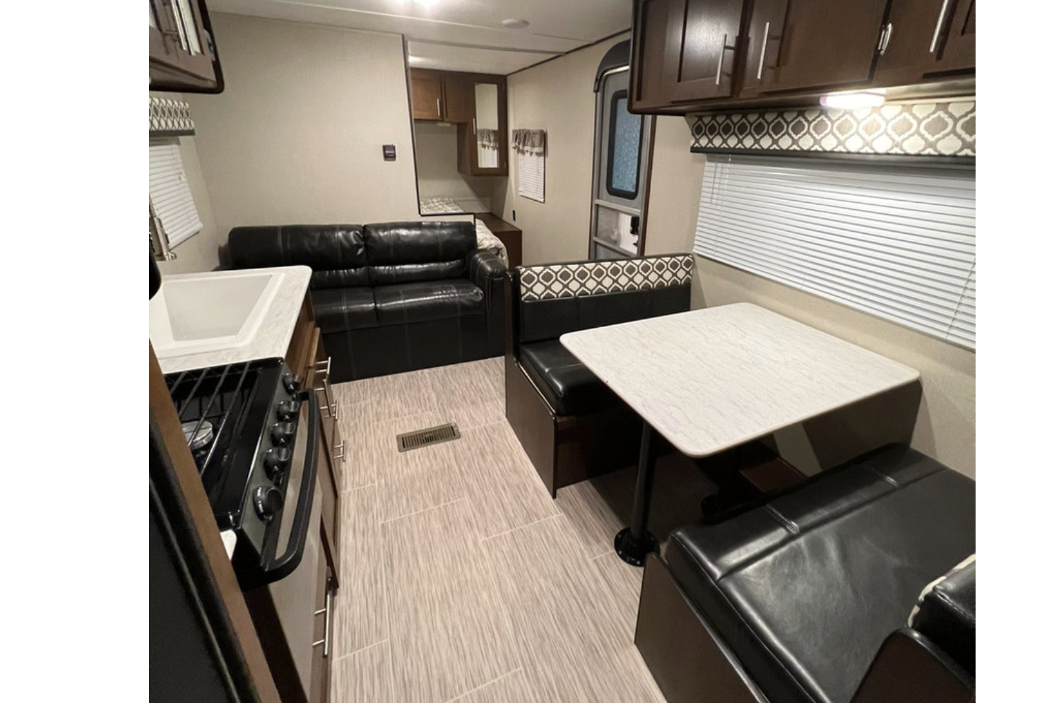 01 - 2020 - AVENGER - BUNKS - 4700lbs - SLEEPS 10