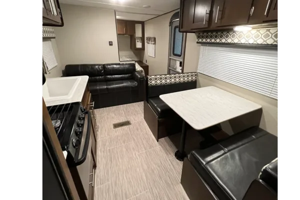01 - 2020 - AVENGER - BUNKS - 4700lbs - SLEEPS 10