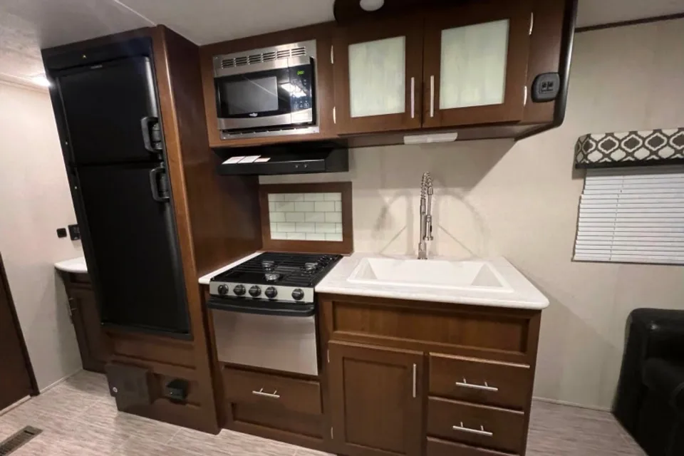 01 - 2020 - AVENGER - BUNKS - 4700lbs - SLEEPS 10