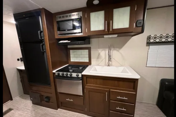 01 - 2020 - AVENGER - BUNKS - 4700lbs - SLEEPS 10
