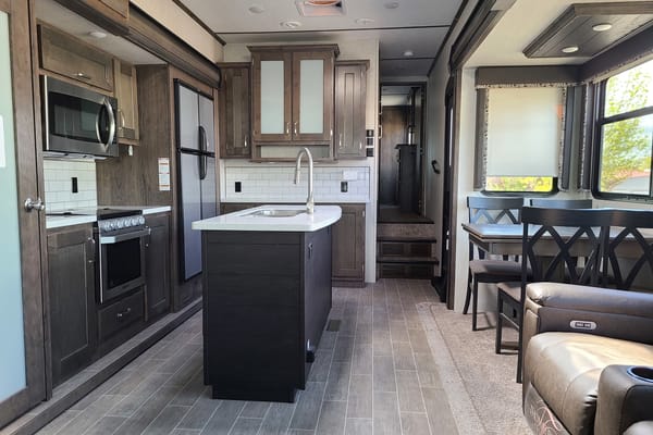 beautiful couples layout, King bed with a large living room, Turn Key