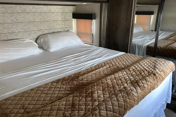 beautiful couples layout, King bed with a large living room, Turn Key