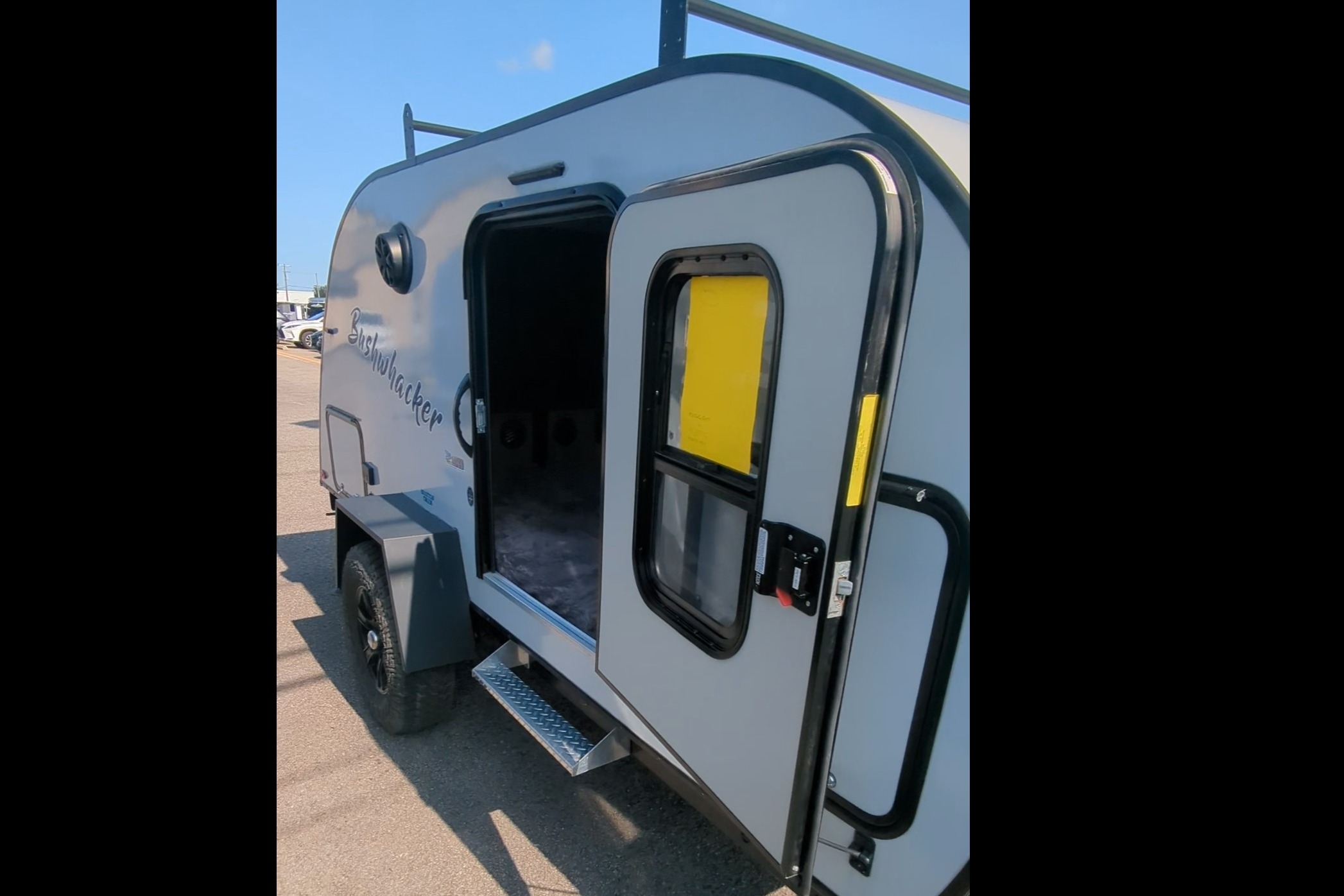 Mini-roulotte pour 2 personnes / Bien équipée