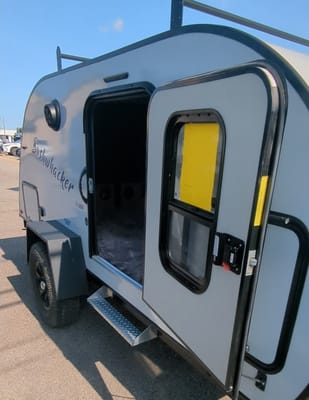 Mini-roulotte pour 2 personnes / Bien équipée