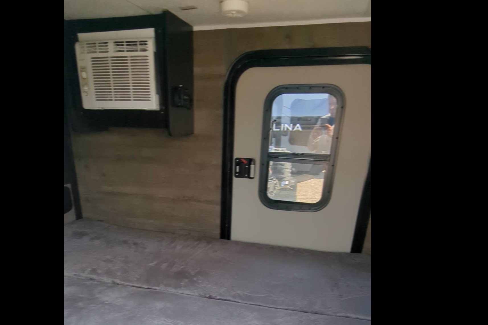 Mini-roulotte pour 2 personnes / Bien équipée