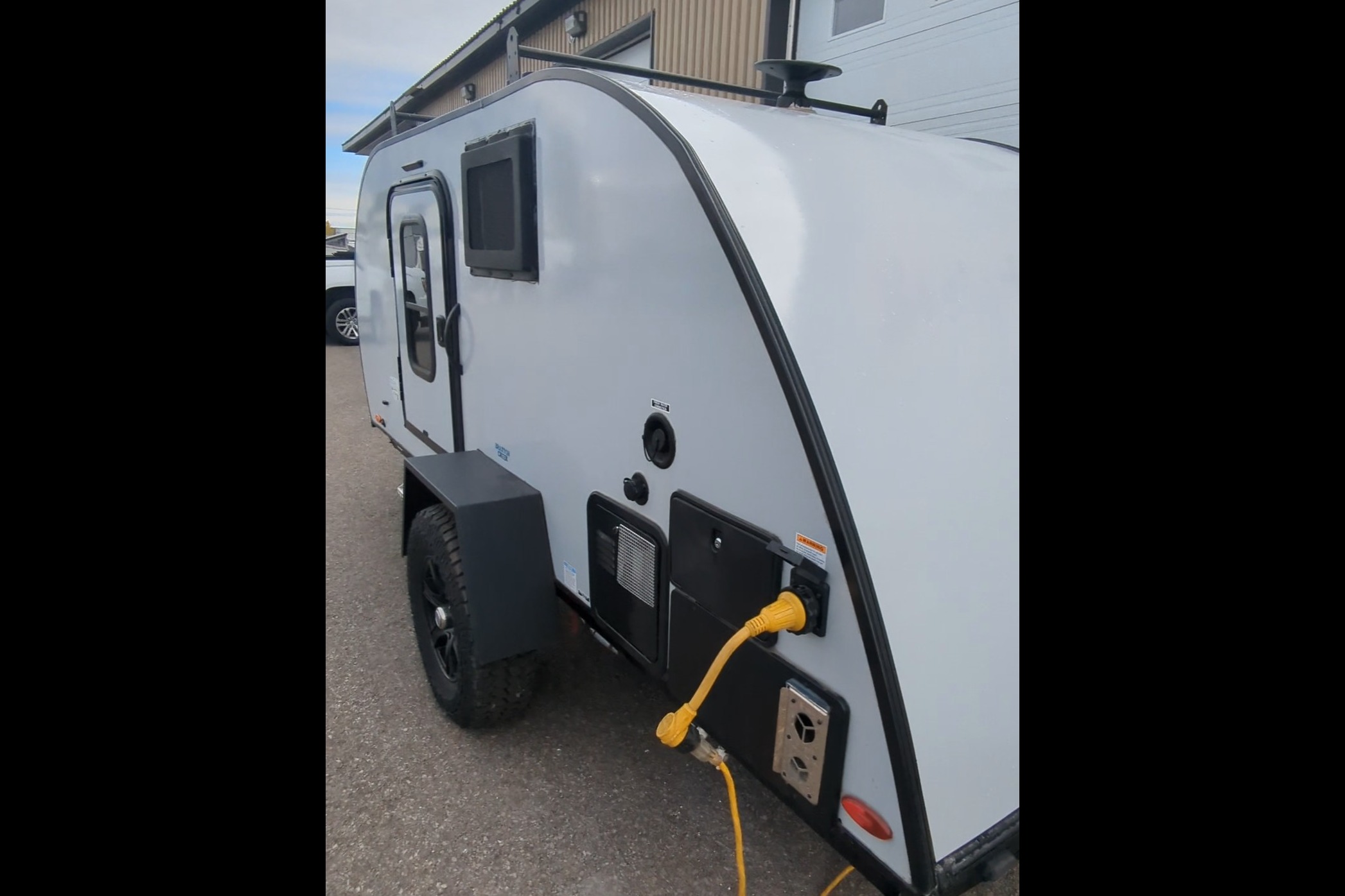Mini-roulotte pour 2 personnes / Bien équipée