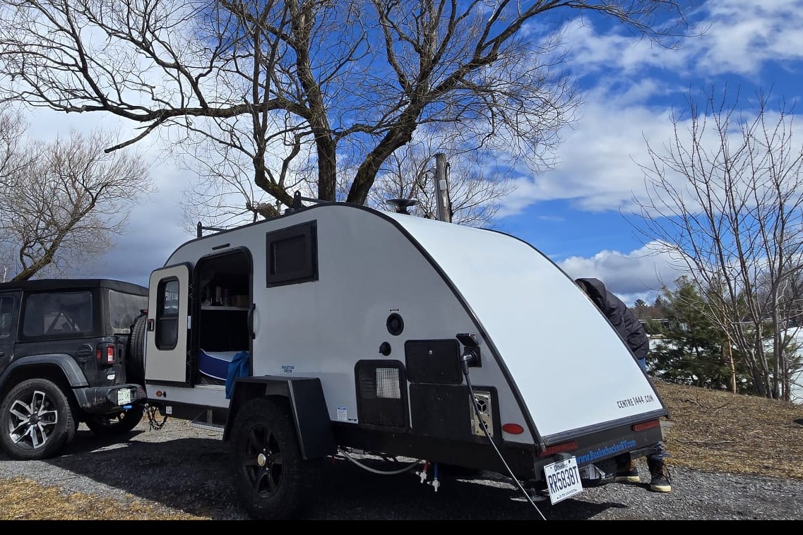 Mini-roulotte pour 2 personnes / Bien équipée