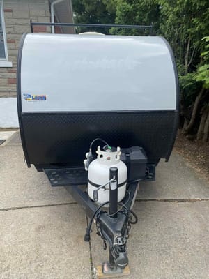 Mini-roulotte pour 2 personnes / Bien équipée