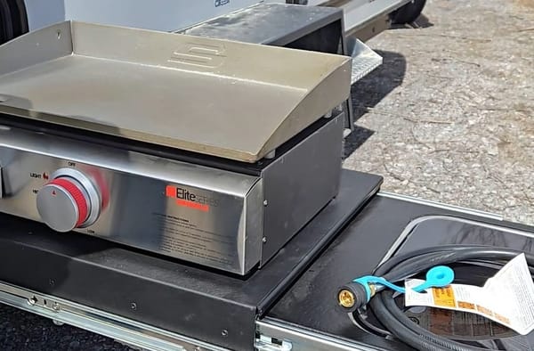 Mini-roulotte pour 2 personnes / Bien équipée