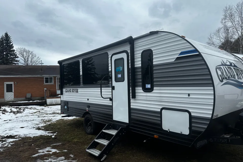 Marcus's Grand River 23hbs Travel Trailer