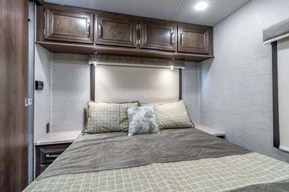 C20*NEW*Luxury Entegra Sleeps 10-Private MasterSuite Entegra Class C