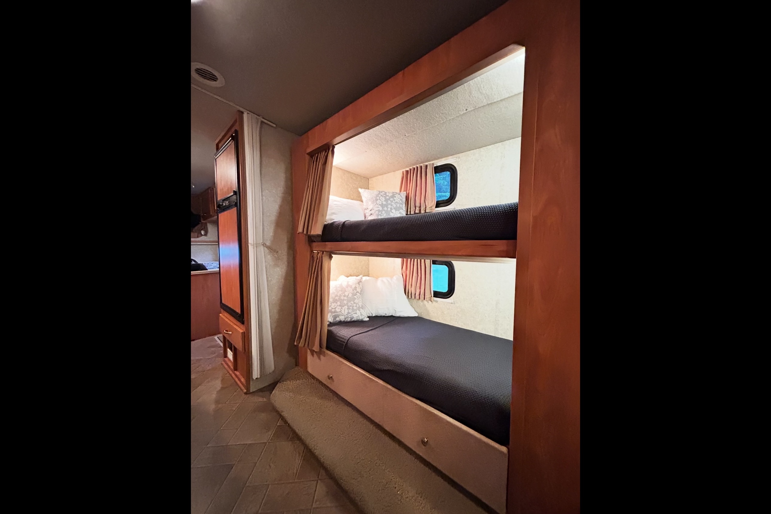 Lazen🐝 RV Adventures - Winnebago RV Cottage- SQUAMSH BASE CAMP