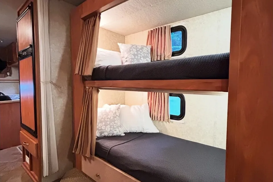 Lazen🐝 RV Adventures - Winnebago RV Cottage- SQUAMSH BASE CAMP